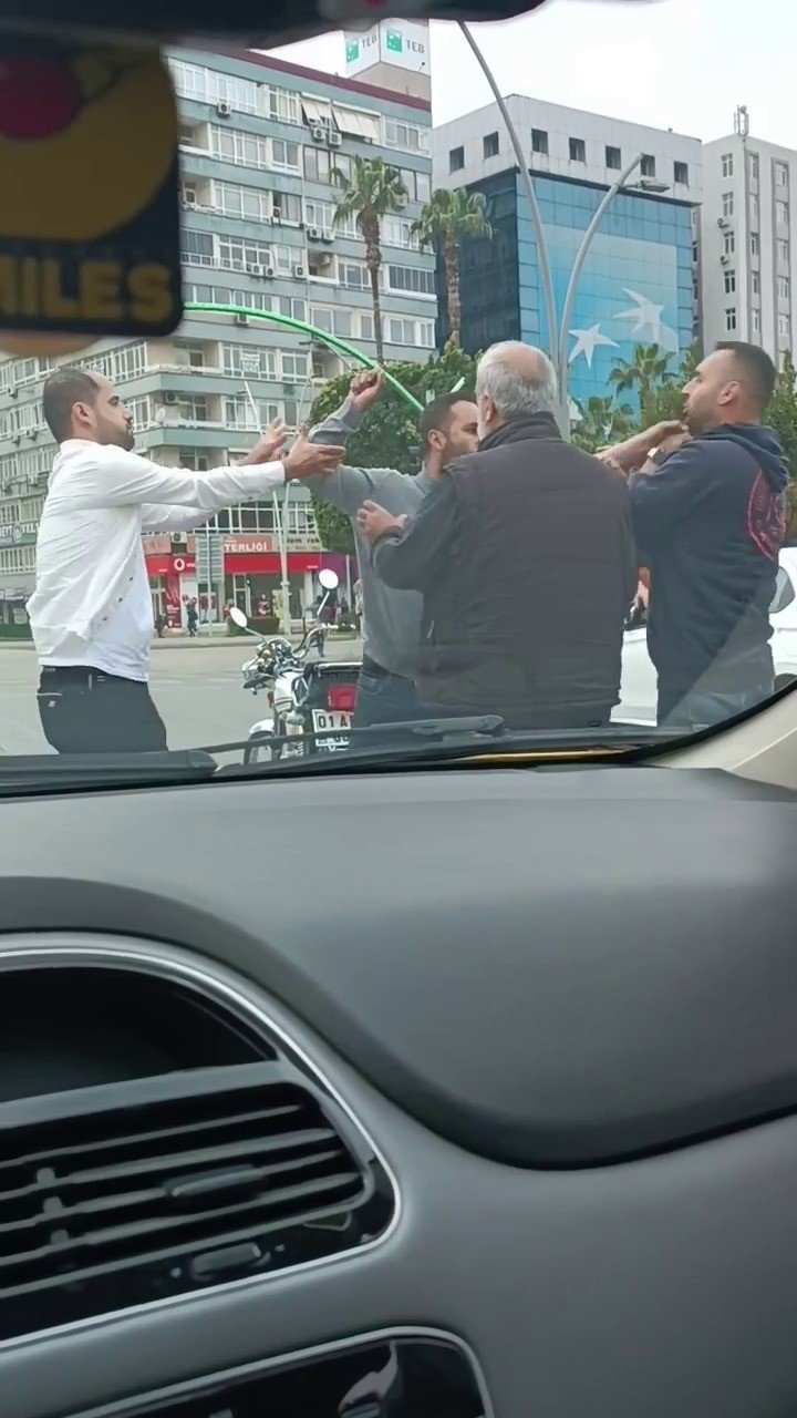 Trafikte yol verme tartışmasında bıçaklı saldırı