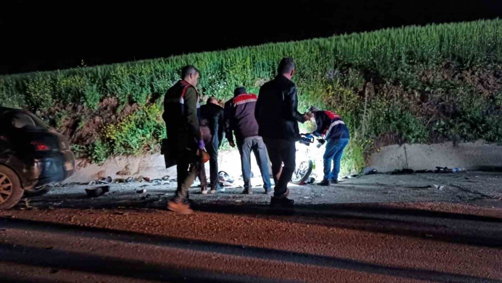 Zincirleme trafik kazası: 1’i polis 2 ölü, 4 yaralı