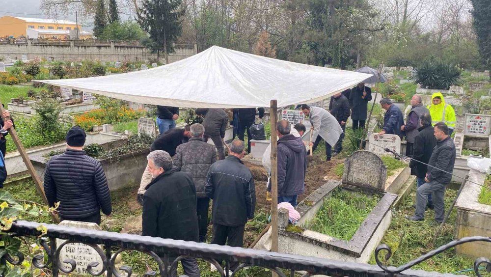 Beş gün önce evlenen yaşlı çifti asansör kazası ayırdı