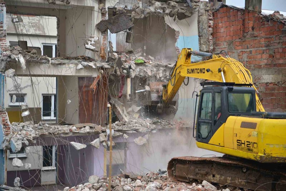 Kaçak 137 yapı yıkıldı