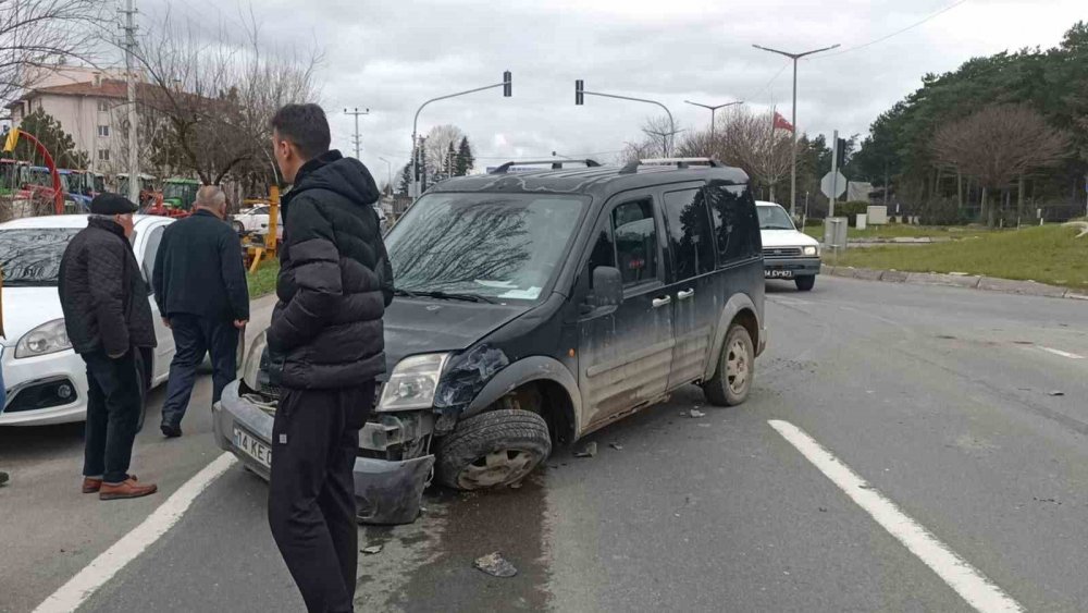 İki hafif ticari araç çarpıştı: 1 yaralı