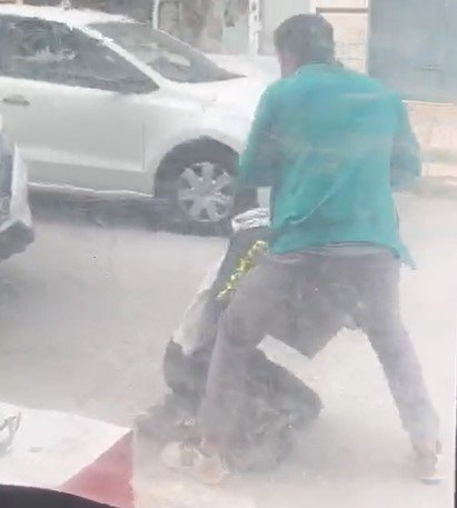 Sokak ortasında birbirini darp eden karı koca karakolda şikayetçi olmadı