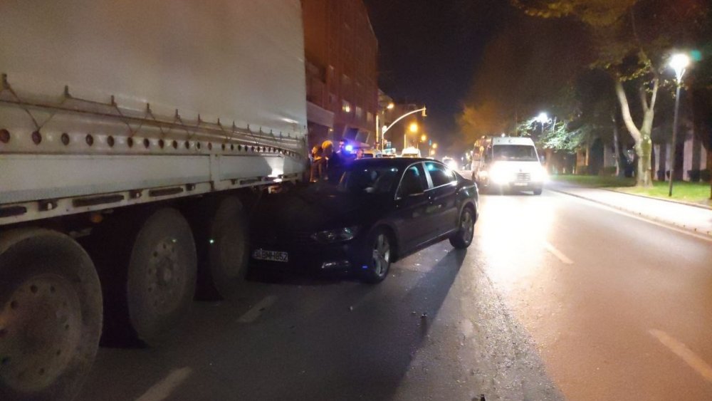 Cep telefonuna bakmak isterken..