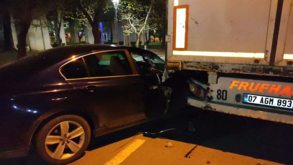 Cep telefonuna bakmak isterken..