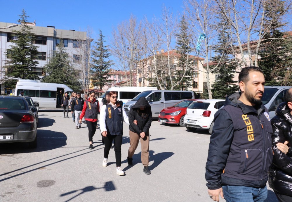 Konya dahil 3 ilde bağışçıları 13 milyon TL dolandıran 8 kişi adliyeye sevk edildi