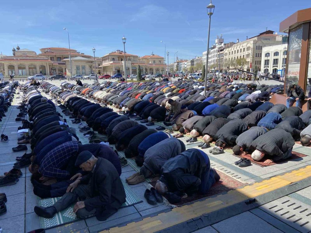 Konya’da Ramazan ayının son Cuma namazında vatandaşlar camileri doldurdu