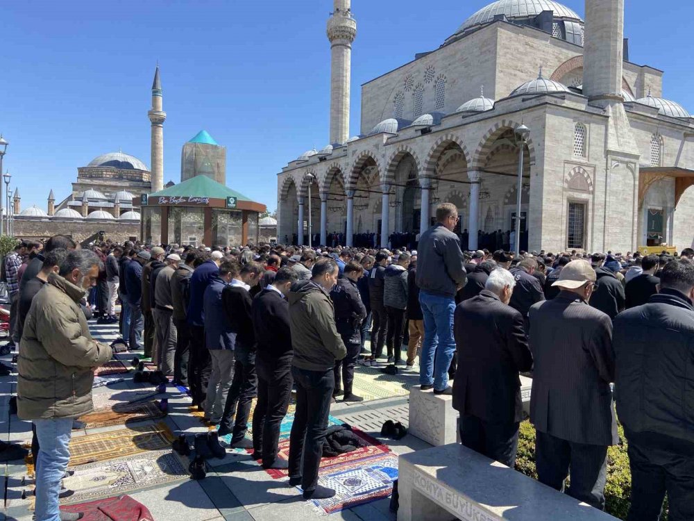 Konya’da Ramazan ayının son Cuma namazında vatandaşlar camileri doldurdu