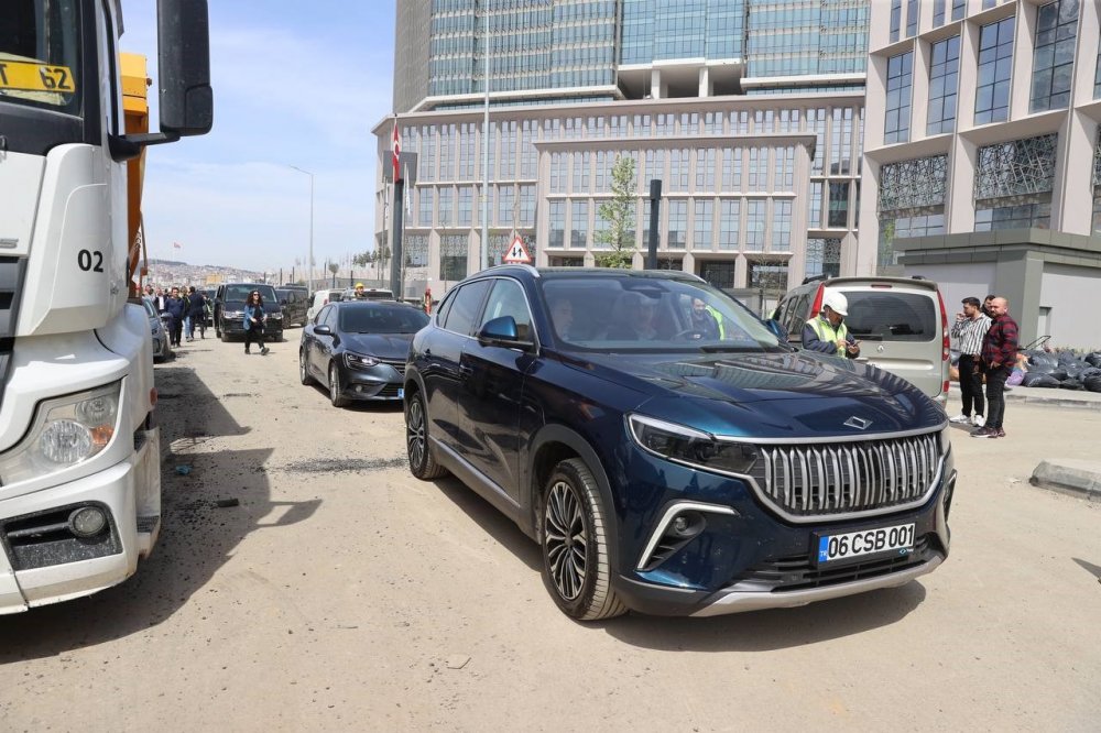 Bakan Kurum, Togg'a hayran kaldı: "Araba müthiş, çok iyiymiş, acayip konforlu"