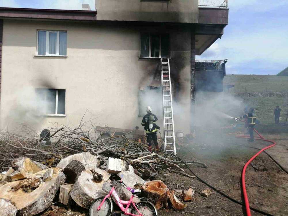 2 katlı evde yangın çıktı