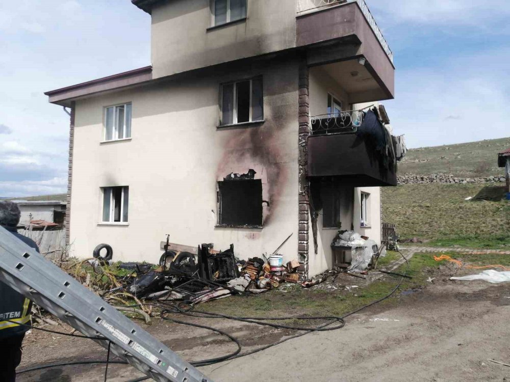 2 katlı evde yangın çıktı