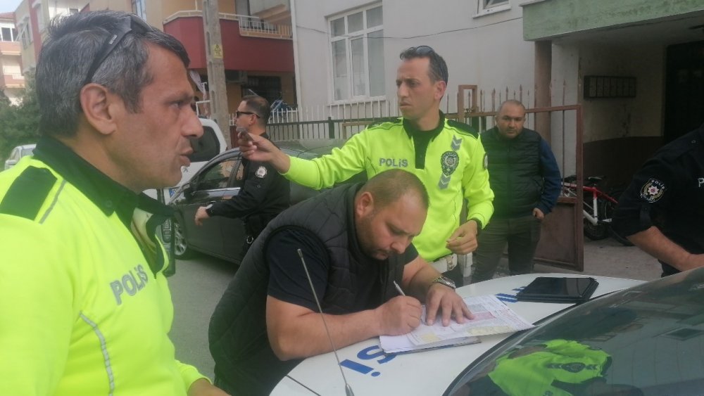 Araç sürücüleri birbirlerine girdi