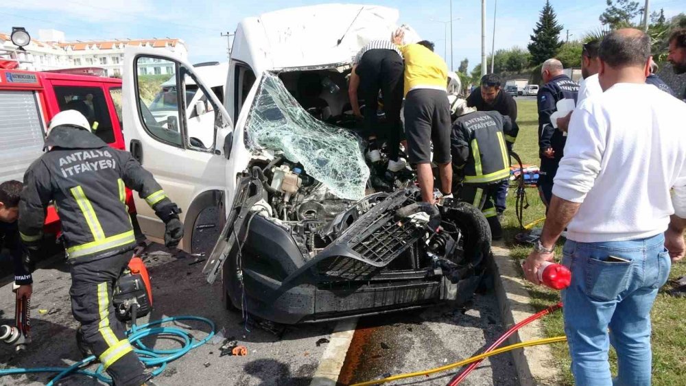 Kamyona arkadan çarpıp sıkışan sürücü için can pazarı kuruldu