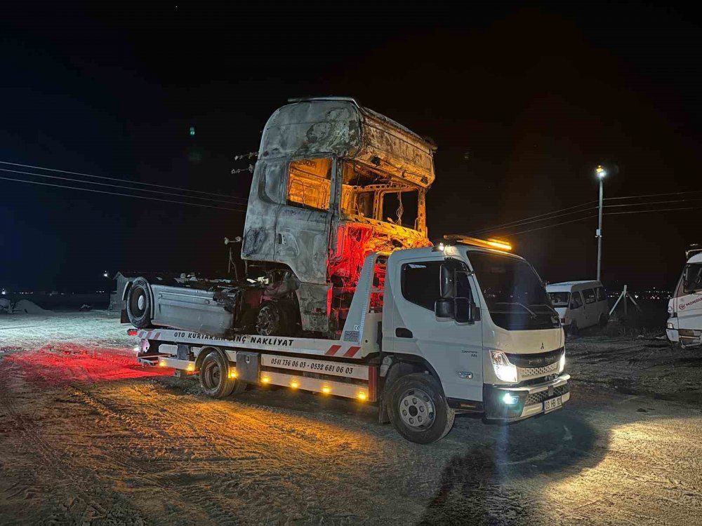 Lastiklerde başlayan yangın tırı hurdaya çevirdi