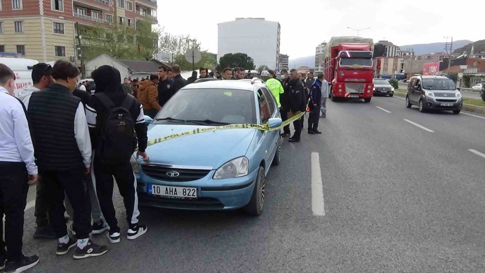 Motosiklet otomobile çarptı: 1 ölü, 1 yaralı