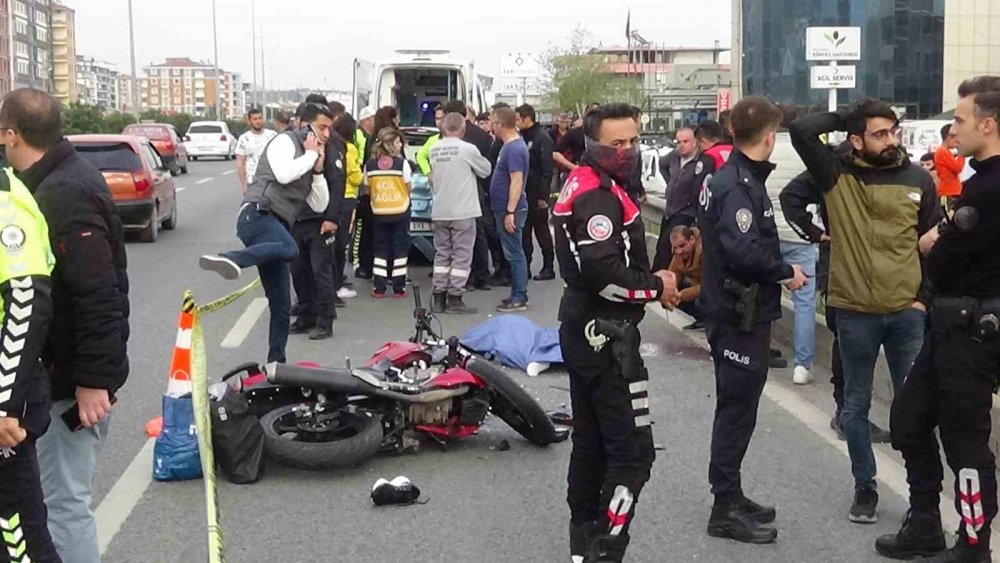 Motosiklet otomobile çarptı: 1 ölü, 1 yaralı