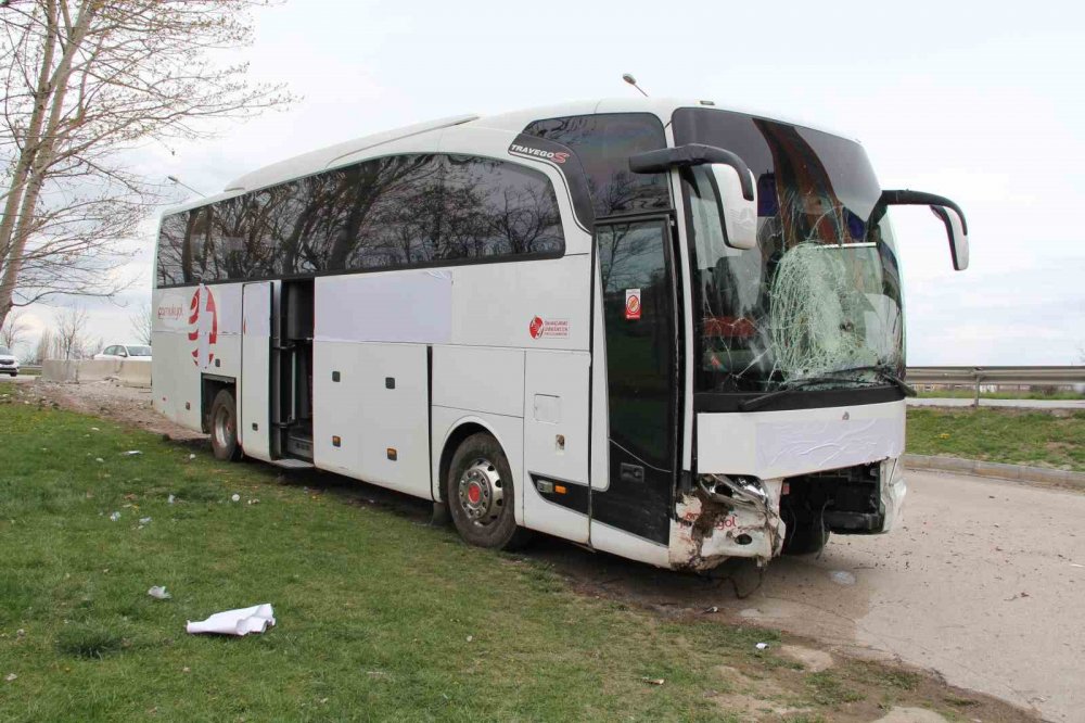 Yoldan çıkan yolcu otobüsündeki 17 kişi yaralandı