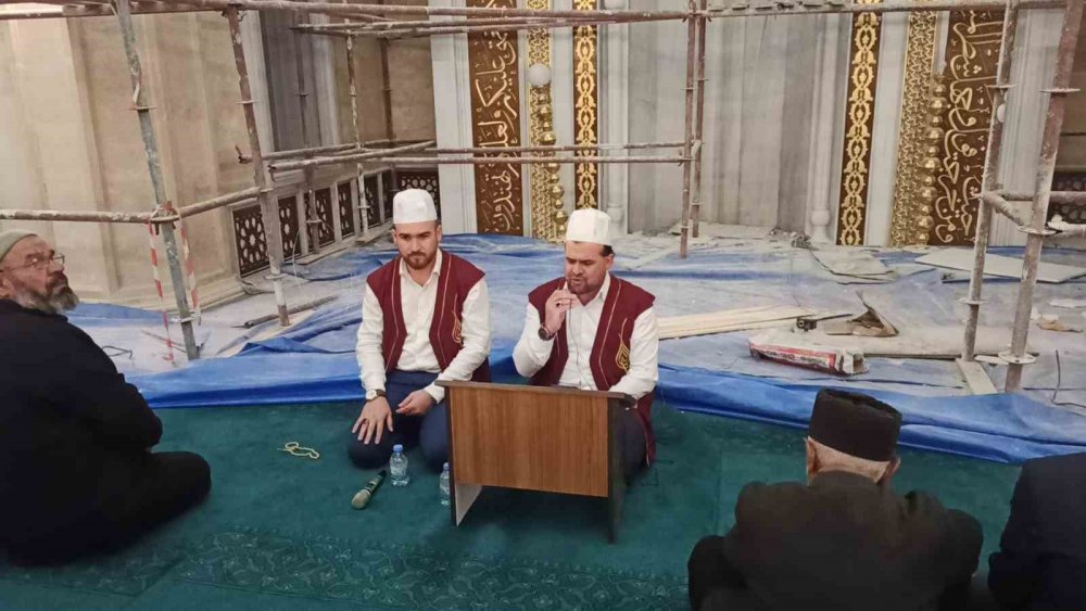 Depremin vurduğu Afşin’de Kadir Gecesi’nde camiler doldu taştı