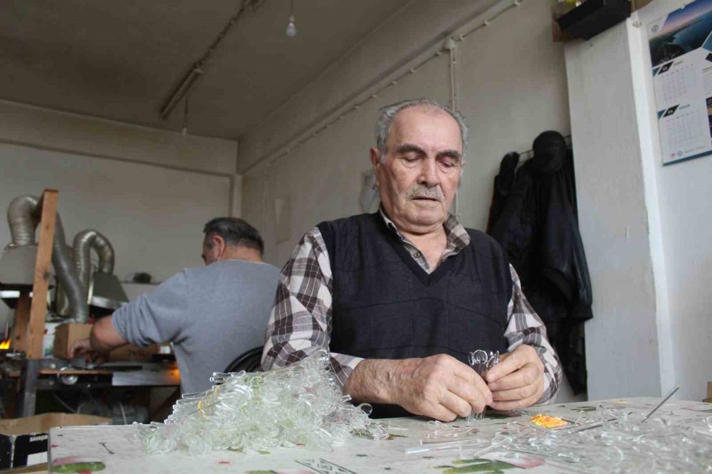 Günde 14 adetle başladı, şimdi ailesiyle binlercesini üretiyor... Bahri Usta'nın işindeki Konya detayı