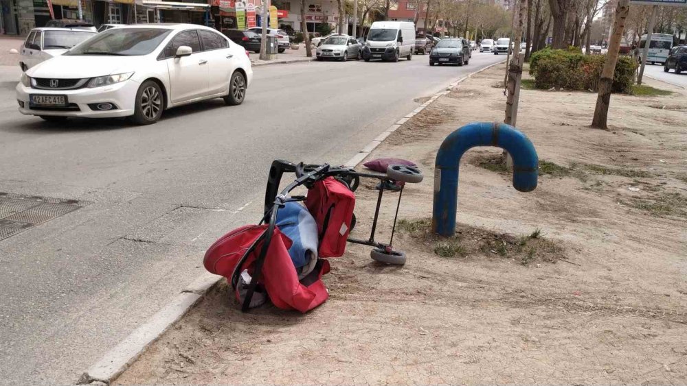Konya'da Ahmet Özcan Caddesi'nde yolun karşısına geçmek isteyen anne ve çocuklarına otomobil çarptı