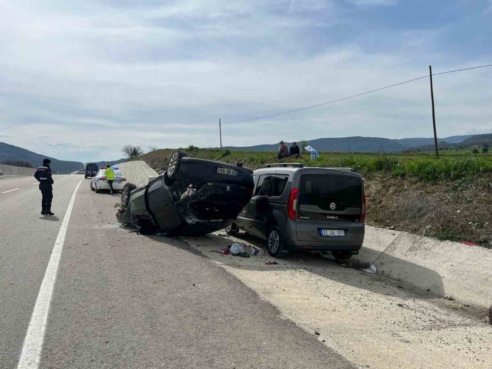 Köpeğe çarpmamak için sürücüsünün manevra yaptığı otomobil takla attı