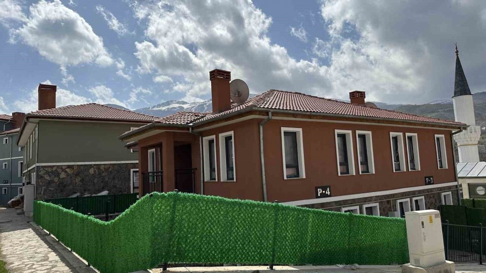 Depremin merkez üssünde göl manzaralı TOKİ konutları dikkat çekiyor