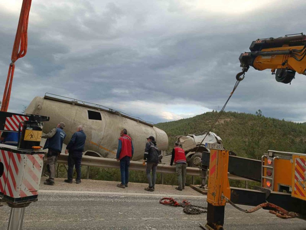 Önceki gün şarampole uçan beton mikseri kurtarıldı