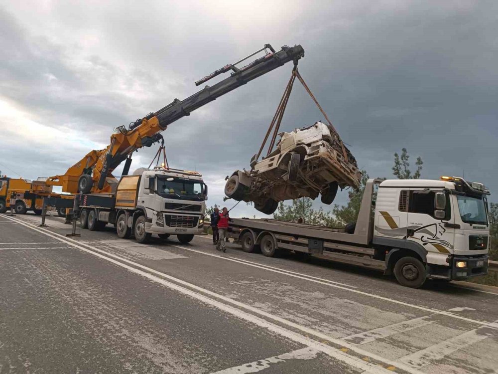 Önceki gün şarampole uçan beton mikseri kurtarıldı