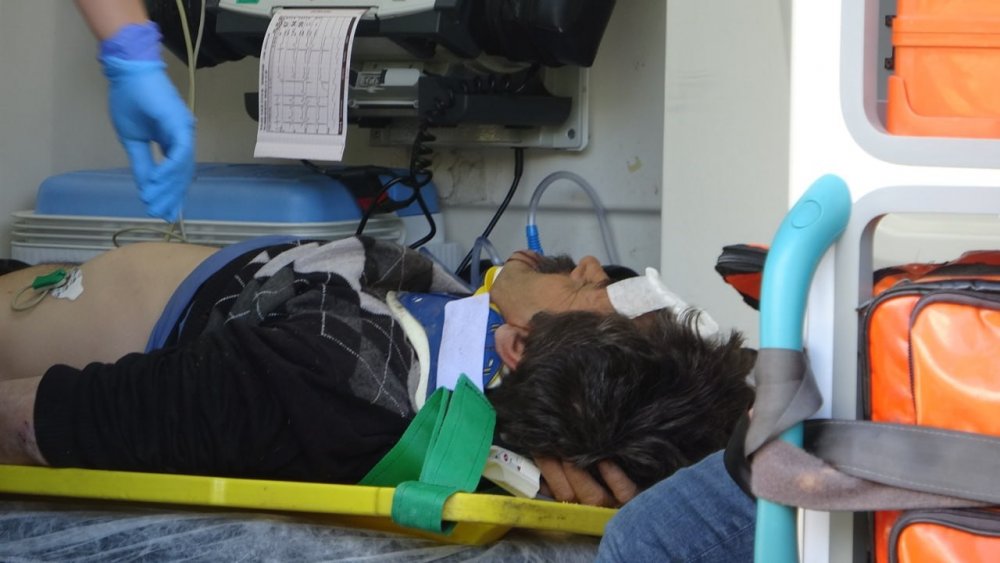 Kontrolden çıktı, toprak yığınına çarptı: 1’i ağır 2 yaralı