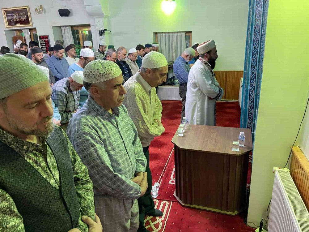 Konya'daki ikiz imamlar son hatimli teravih namazını kıldırdı