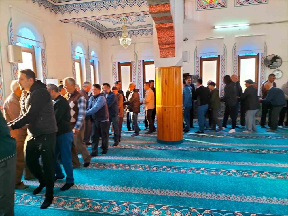 Bayram namazında camiler doldu taştı