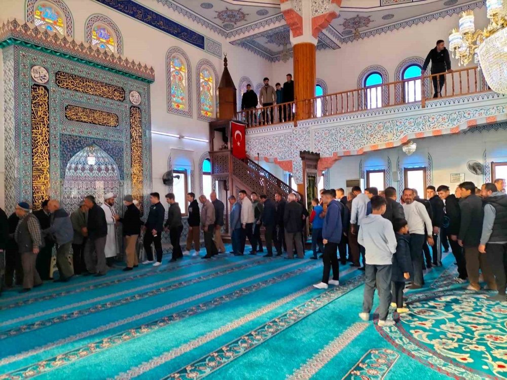 Bayram namazında camiler doldu taştı