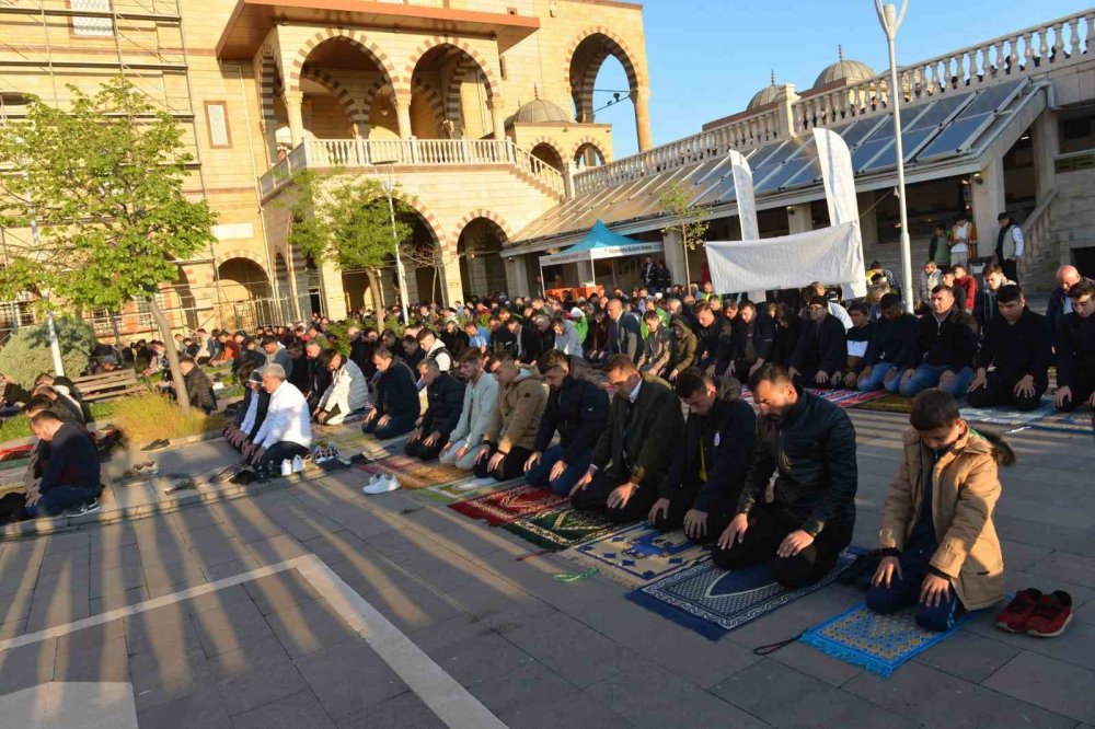 Deprem sonrası ilk bayram namazı