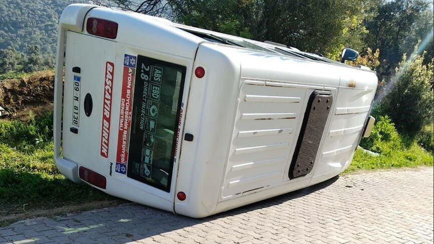 Freni boşalan minibüs yol kenarına devrildi
