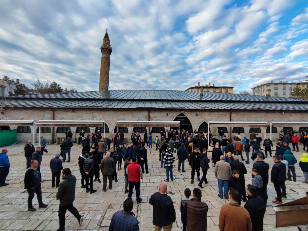 Geleneksel kıyafetleriyle bayram namazını kıldılar