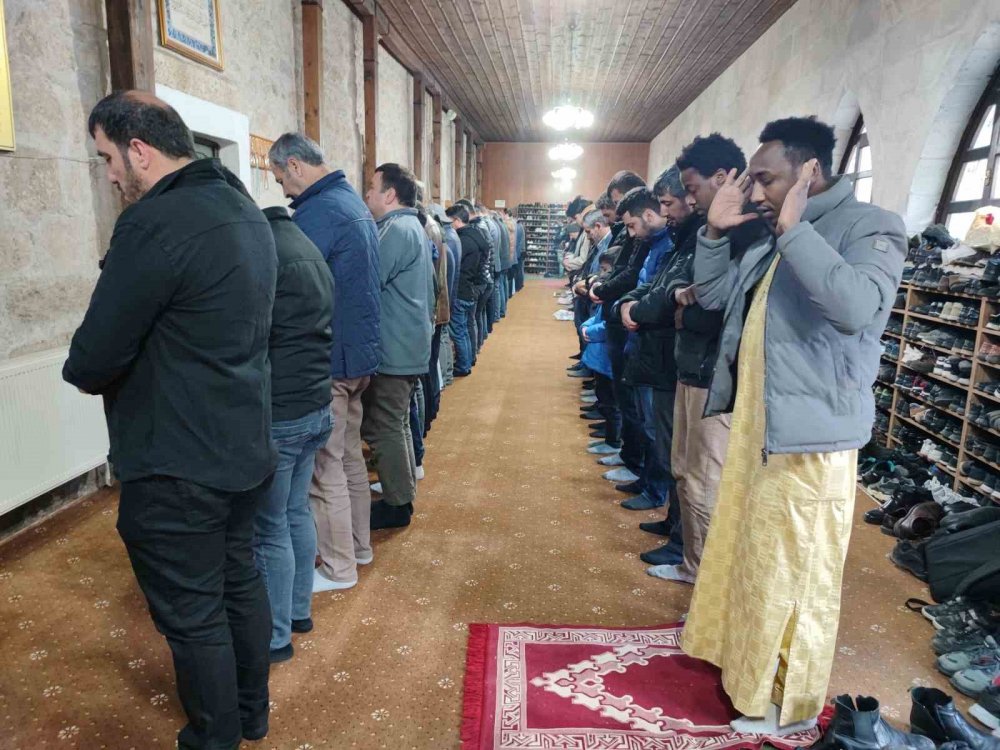 Geleneksel kıyafetleriyle bayram namazını kıldılar