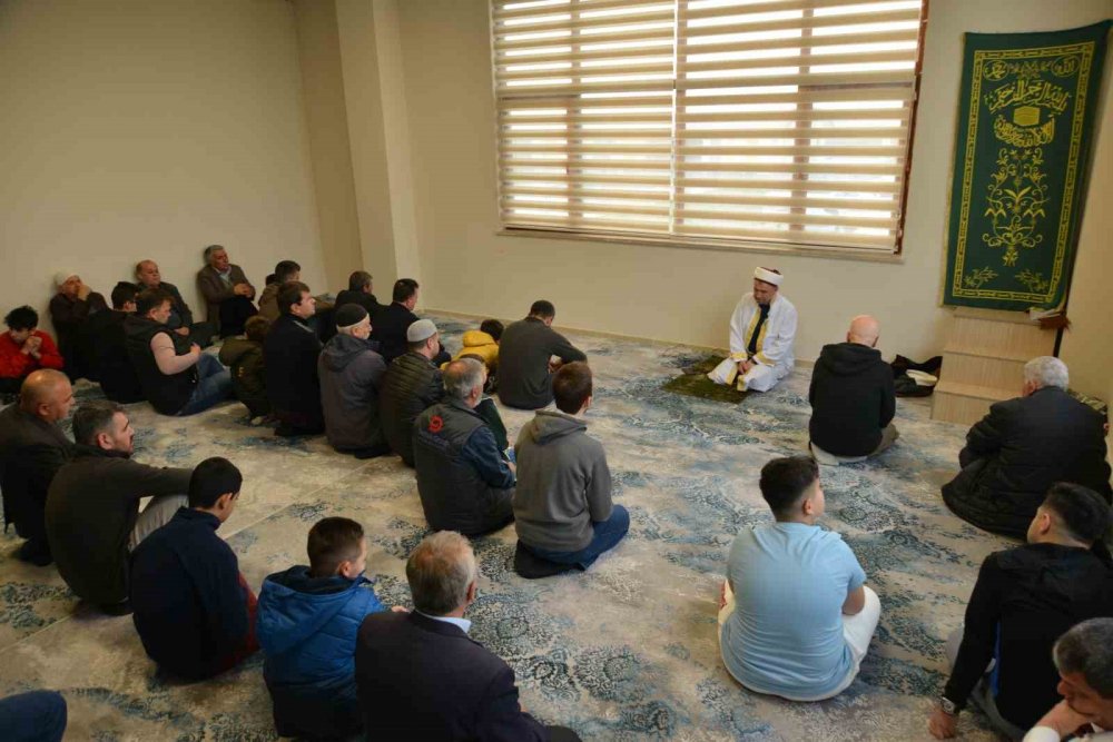 KYK yurdunda kalan depremzedeler bayram namazında bir araya geldi