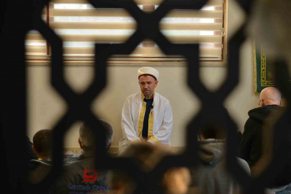 KYK yurdunda kalan depremzedeler bayram namazında bir araya geldi