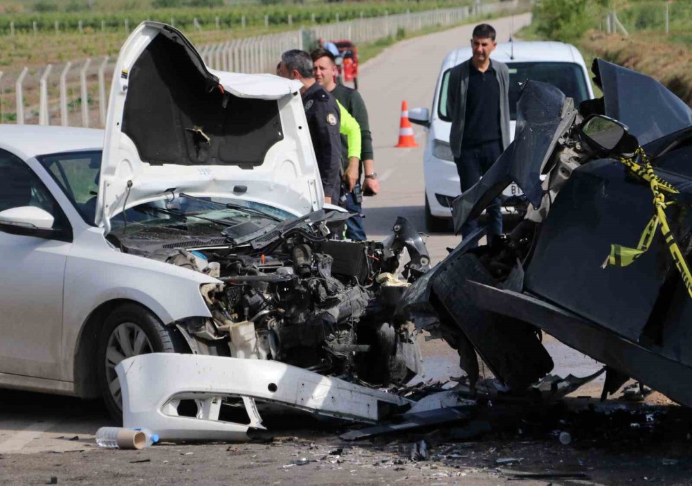 2 otomobil çarpıştı: 1 kişi öldü, 4 kişi yaralandı