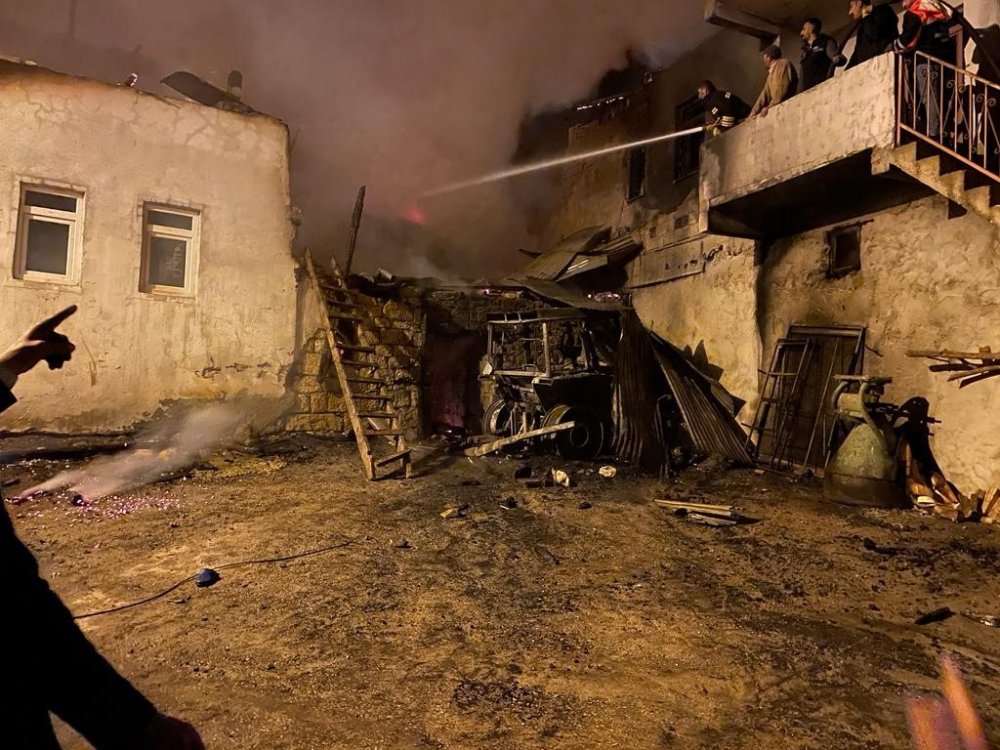 Gece köyde çıkan yangında 3 ev, 6 ahır ve 4 samanlık yandı