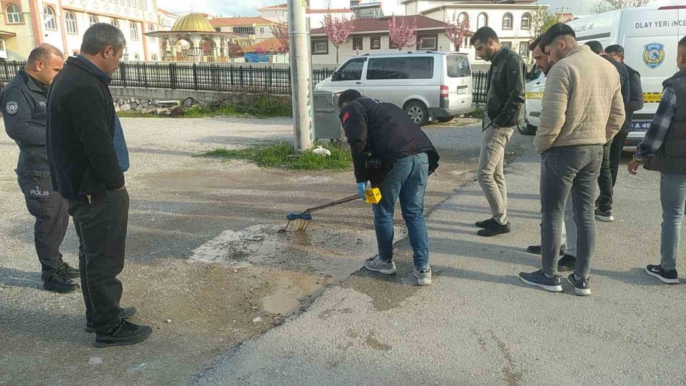 Güpegündüz otomobil kurşunlandı