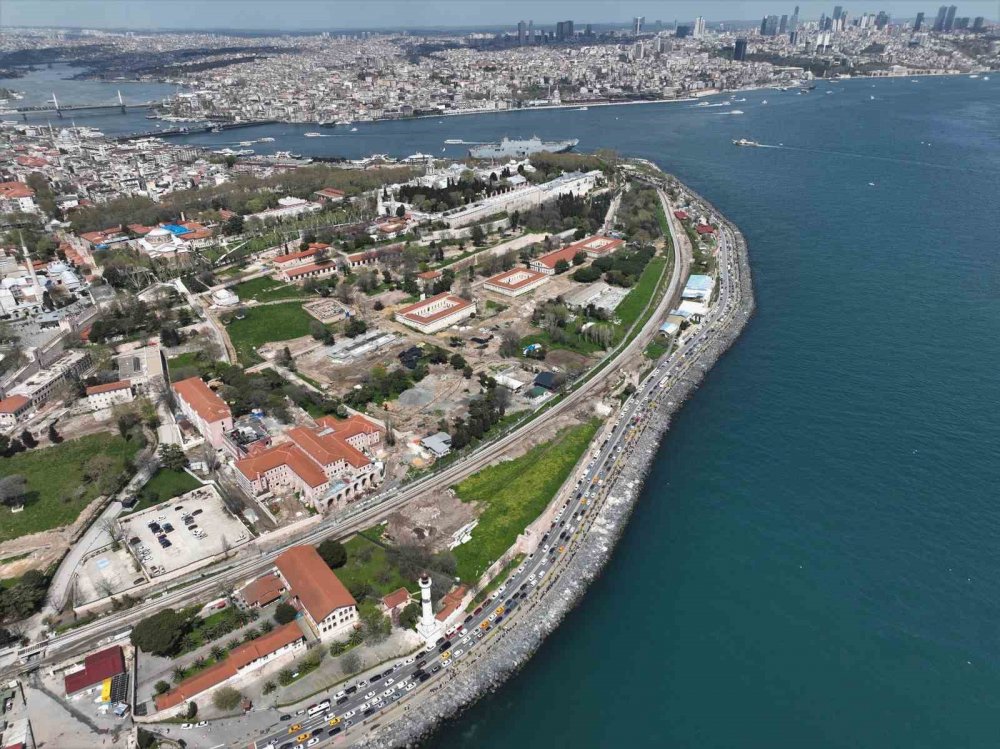 TCG Anadolu Gemis için kilometrelerce kuyruk oluşturdular