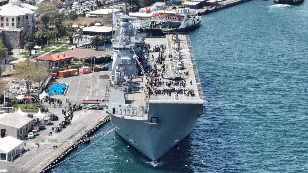 TCG Anadolu Gemis için kilometrelerce kuyruk oluşturdular