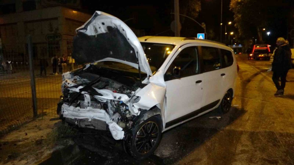 Alev alan otomobildeki sürücüyü çalışanlar kurtardı