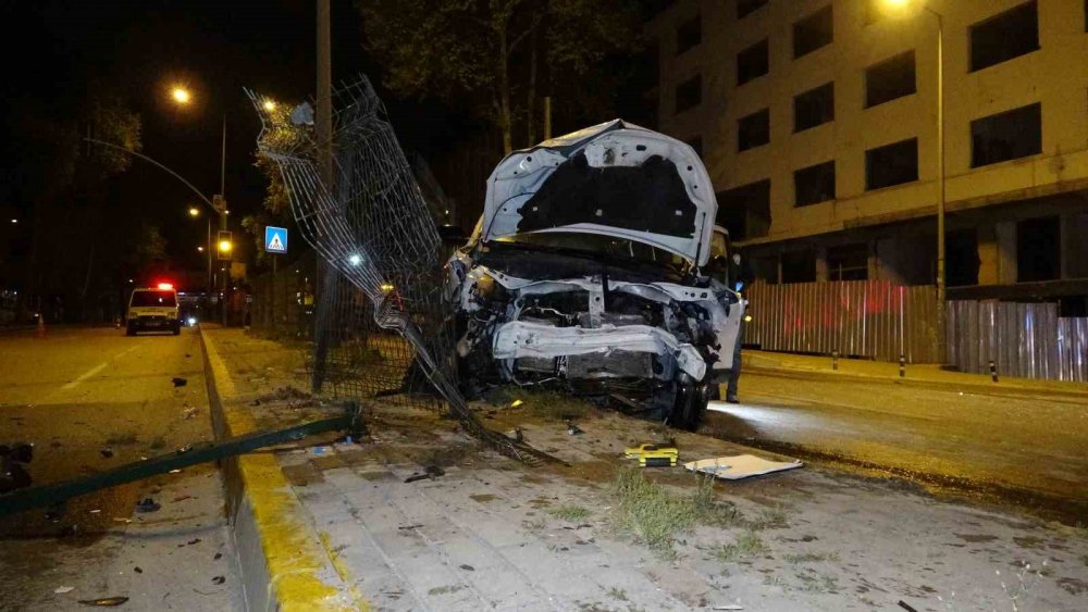 Alev alan otomobildeki sürücüyü çalışanlar kurtardı