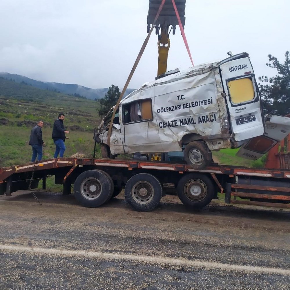 Cenaze aracı şarampole devrildi, sürücü yaralandı