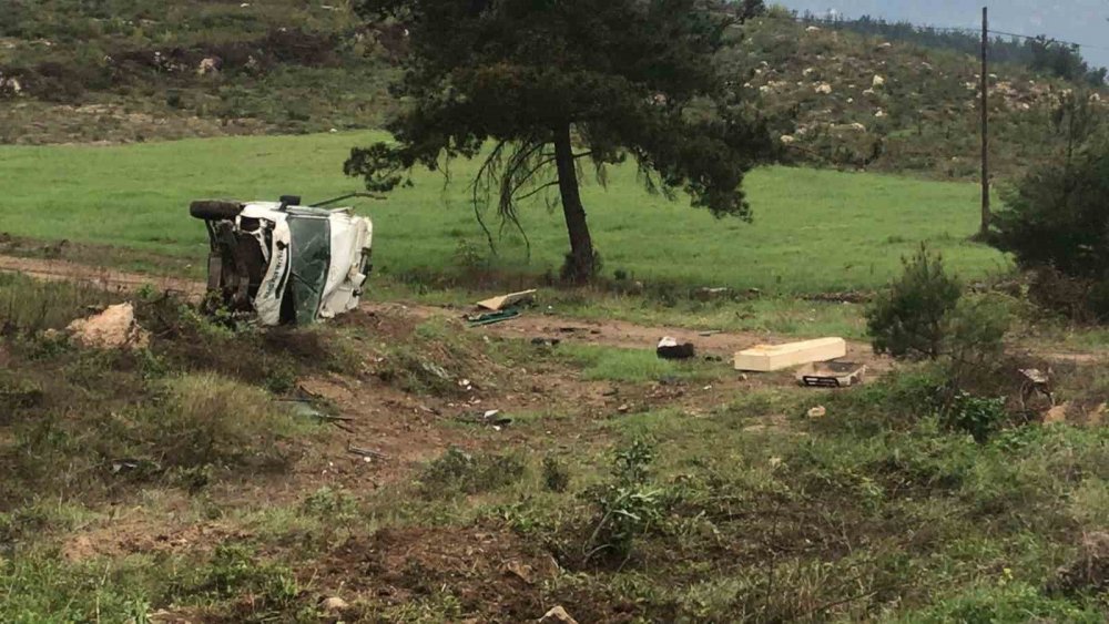 Cenaze aracı şarampole devrildi, sürücü yaralandı