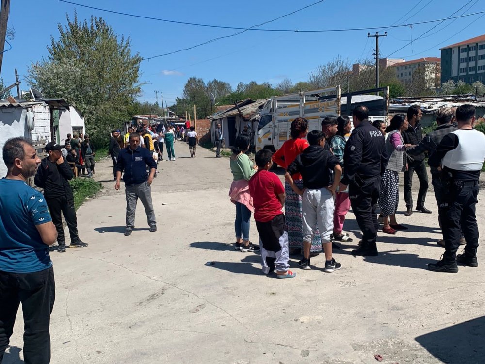 Çocuklara şeker dağıtan polisler kurşunlandı