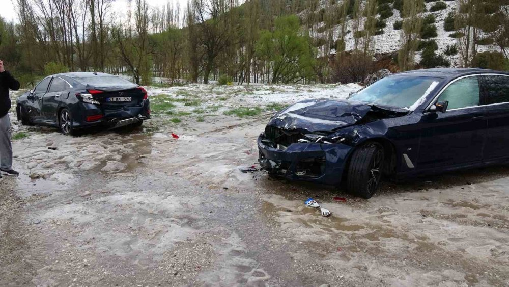 Dolu yağışı nedeniyle park edilen otomobillere çarptı: 4 yaralı