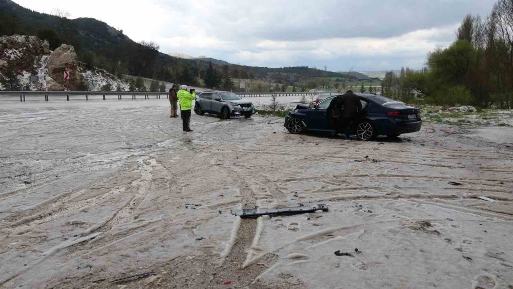 Dolu yağışı nedeniyle park edilen otomobillere çarptı: 4 yaralı