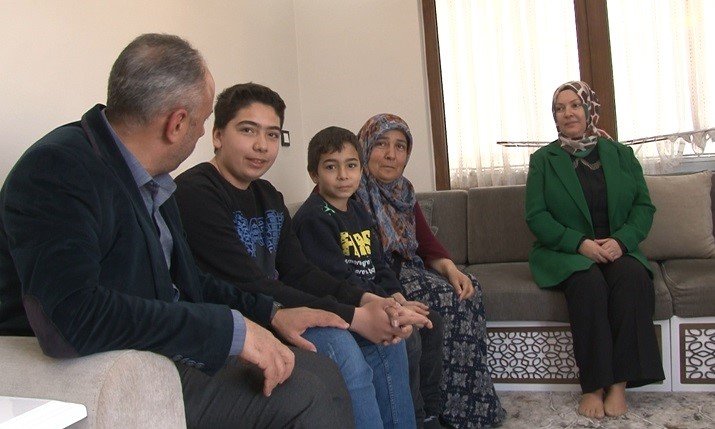 İki çocuk annesi muhtar, depremzede çocukları yalnız bırakmıyor